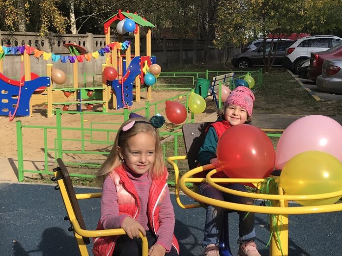 Во дворе дома № 7 по улице Филиппова открылась новая детская игровая площадка Во дворе дома № 7 по улице Филиппова открылась новая детская игровая площадка