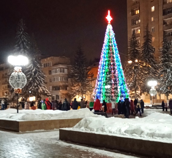 Новогодняя ель украсила Октябрьскую площадь в микрорайоне Климовск