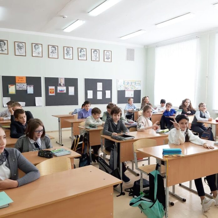 Для учеников школы №32 провели классный час на тему хороших манер