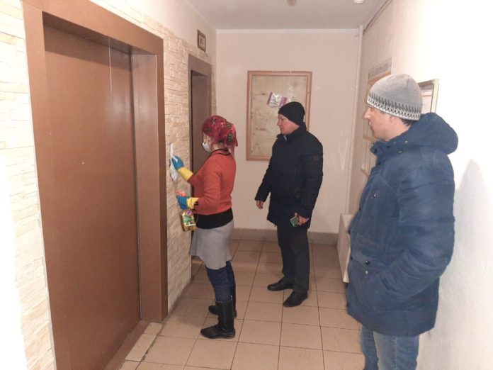 Произошла проверка качества дезинфекционной обработки подъездов в микрорайоне Кузнечики Произошла проверка качества дезинфекционной обработки подъездов в микрорайоне Кузнечики