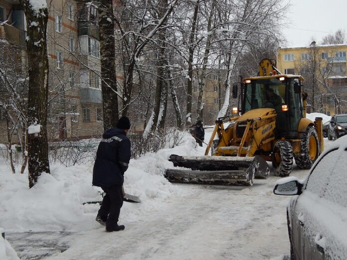 Ведется контроль за уборкой дворовых территорий от снега в Подольске Ведется контроль за уборкой дворовых территорий от снега в Подольске
