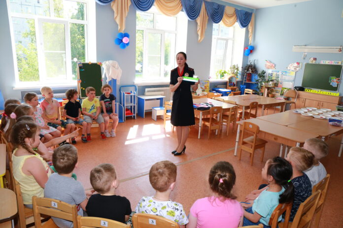 В Подольске сотрудники Госавтоинспекции провели мастер-класс по изготовлению световозвращателей В Подольске сотрудники Госавтоинспекции провели мастер-класс по изготовлению световозвращателей