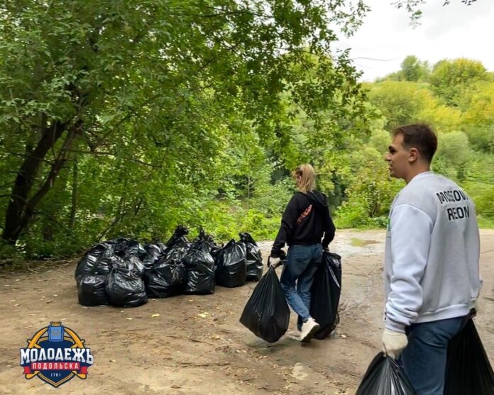 Наша молодежь вышла на субботник!