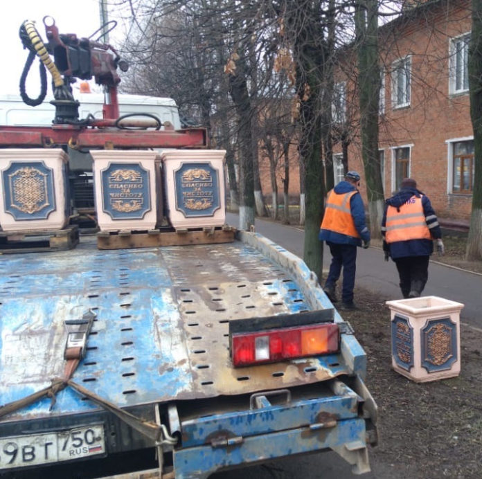 Десять новых бетонных урн установили вдоль тротуаров в Климовске