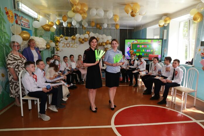 Сотрудники Подмосковной Госавтоинспекции посетили выпускные начальных классов Сотрудники Подмосковной Госавтоинспекции посетили выпускные начальных классов