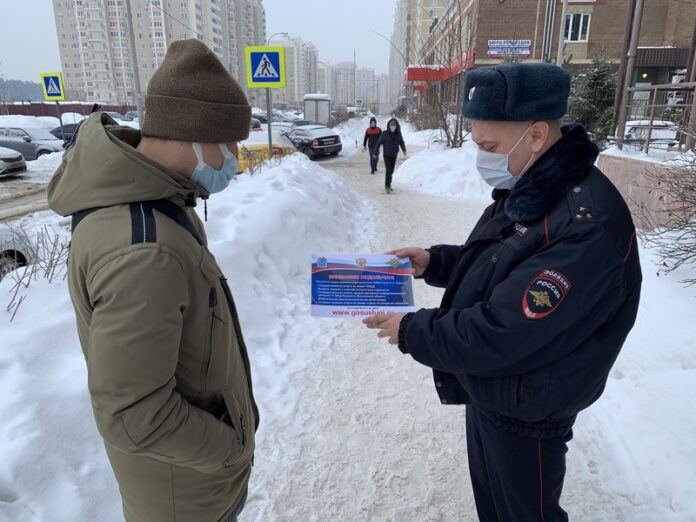 В округе полицейские провели акцию «Госуслуги – на страже вашего времени!»
