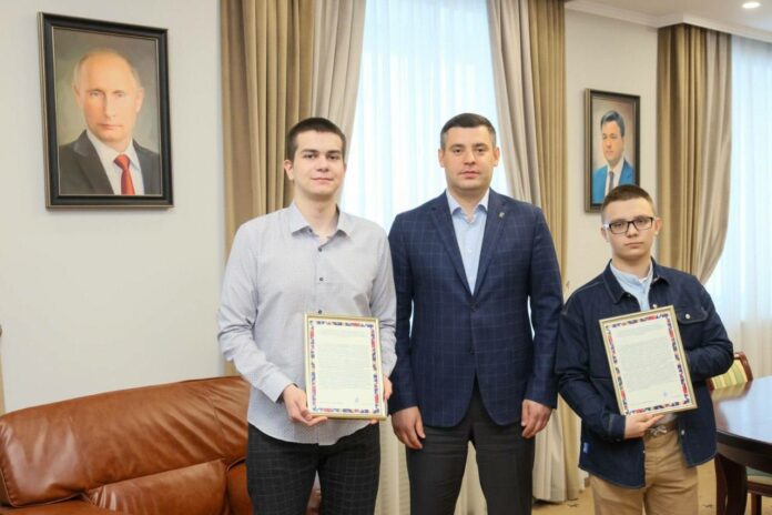 В Подольске двое юношей, оставшихся без родителей, получили жилищные сертификаты В Подольске двое юношей, оставшихся без родителей, получили жилищные сертификаты