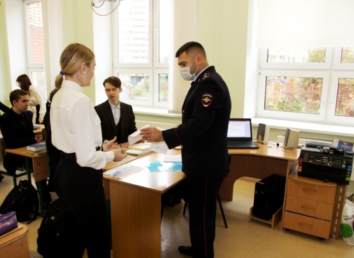 Сотрудники полиции провели акцию «Приходи учиться!» в Подольске Сотрудники полиции провели акцию «Приходи учиться!» в Подольске
