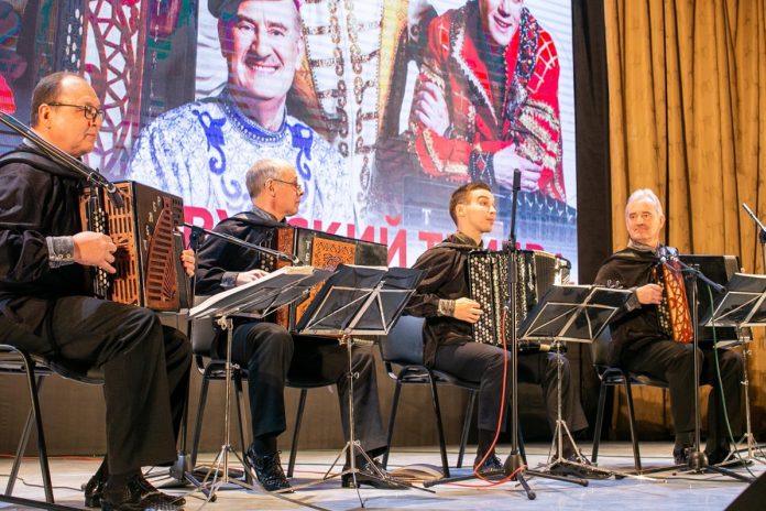 Ансамбль баянистов «Русский тембр» провел мастер-класс для подольчан серебряного возраста