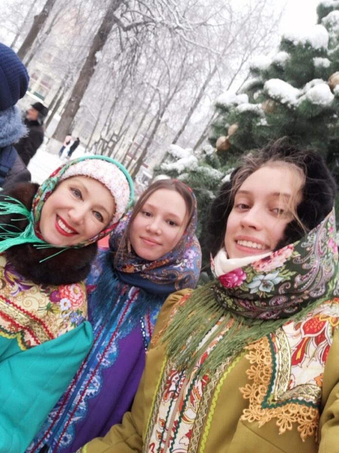 В проведении праздничной программы в парке им. В. Талалихина приняли участие сотрудники ДК “Октябрь”