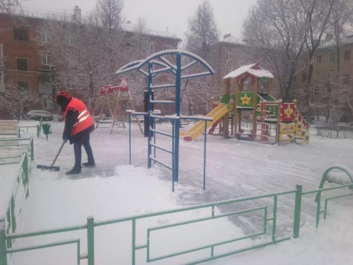 В Большом Подольске устраняют последствия снегопада В Большом Подольске устраняют последствия снегопада