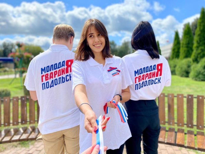 В Подольске активисты молодежных организаций отметили день флага В Подольске активисты молодежных организаций отметили день флага