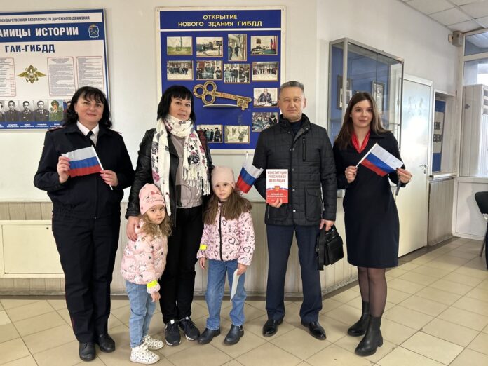 B Подольске сотрудники полиции и председатель Общественного совета провели акцию «Наша страна – Россия» B Подольске сотрудники полиции и председатель Общественного совета провели акцию «Наша страна – Россия»