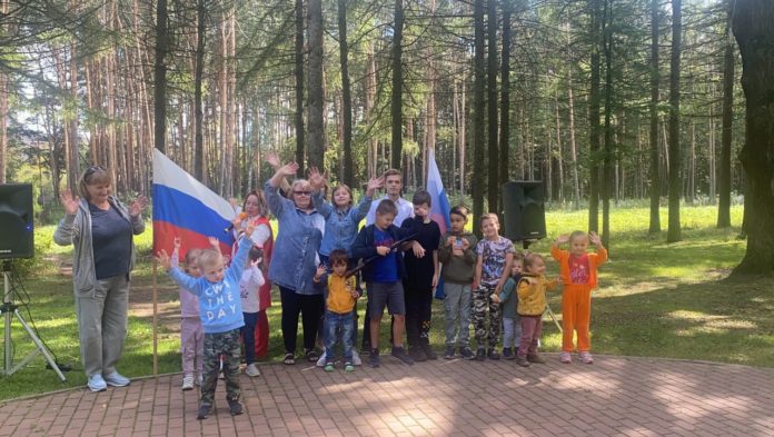 День Российского Флага отметили в климовском парке «Дубрава» День Российского Флага отметили в климовском парке «Дубрава»