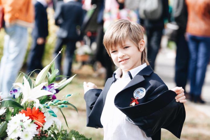 В Подмосковье многодетные семьи получают выплату на школьную форму В Подмосковье многодетные семьи получают выплату на школьную форму