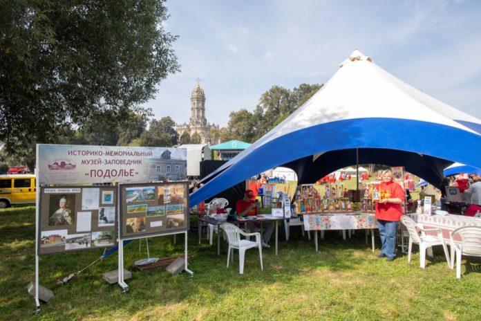 На фестивале «Славянское подворье» проходят выставки и мастер-классы на площадке «Музейный квартал» На фестивале «Славянское подворье» проходят выставки и мастер-классы на площадке «Музейный квартал»