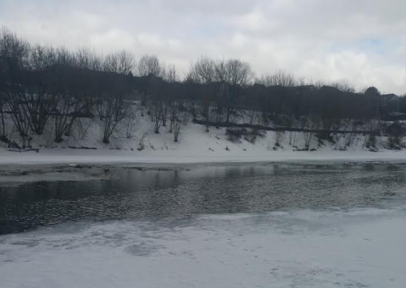 Толщина льда на реке Пахре 23 марта