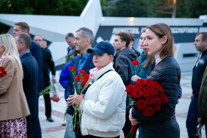Жители округа возложили цветы к памятнику Подольским курсантам Жители округа возложили цветы к памятнику Подольским курсантам
