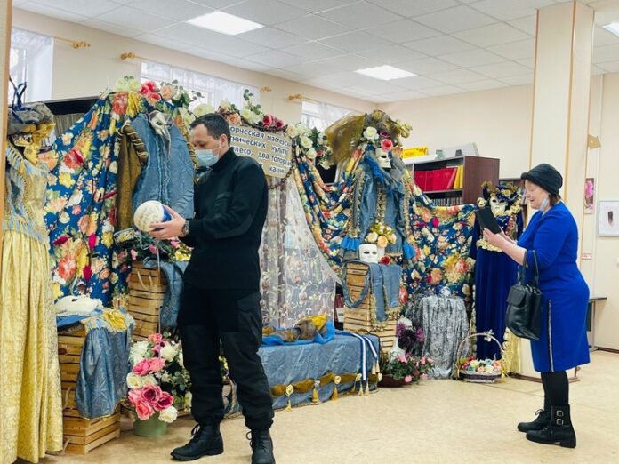 В Подольске открылась выставка творческой мастерской этнических культур «Колесо, два топора и горшок каши» В Подольске открылась выставка творческой мастерской этнических культур «Колесо, два топора и горшок каши»