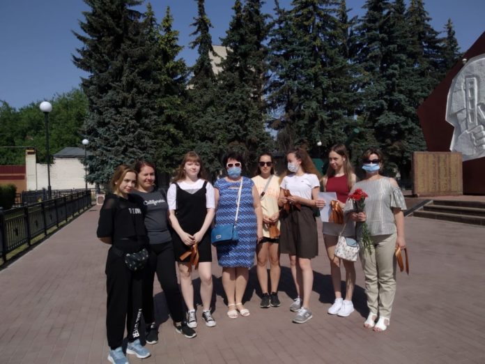 В Климовске активисты МЦ «Максимум» возложили цветы к Братской могиле В Климовске активисты МЦ «Максимум» возложили цветы к Братской могиле