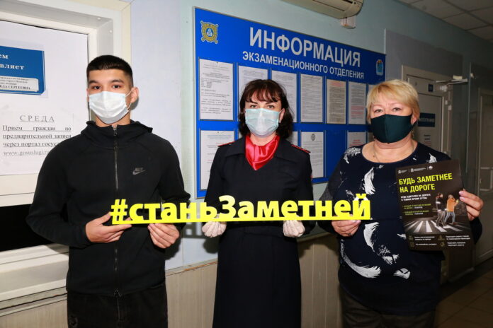 Автоинспекторы поведали о важности использования световозвращающих аксессуаров на верхней одежде Автоинспекторы поведали о важности использования световозвращающих аксессуаров на верхней одежде