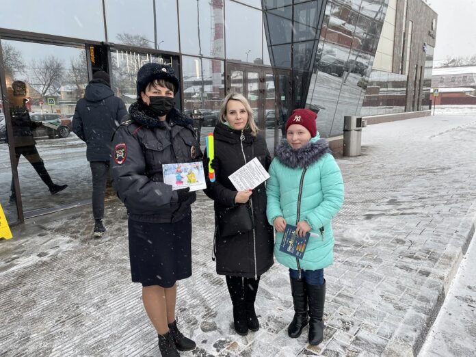 Автоинспекторы провели мероприятие по дорожной безопасности в торговом центре