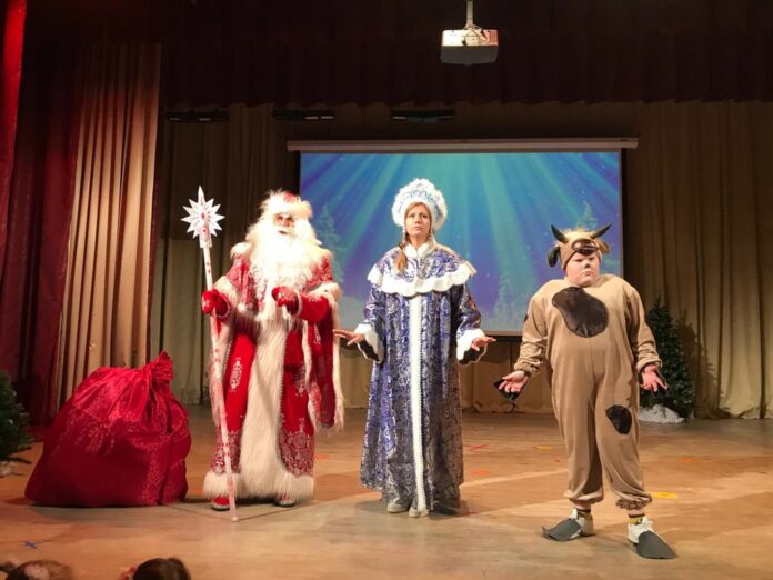 Новогоднее представление «Волшебный сундук, или Новый год по-африкански» прошло в СДК “Надежда” Новогоднее представление «Волшебный сундук, или Новый год по-африкански» прошло в СДК “Надежда”