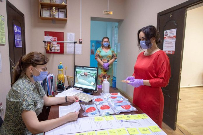 Медицинские маски раздают малообеспеченным семьям и неработающим пенсионерам в Большом Подольске