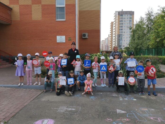 Сотрудники Госавтоинспекции г.о. Подольск проводят с воспитанниками детского сада тренинги по безопасности дорожного движения Сотрудники Госавтоинспекции г.о. Подольск проводят с воспитанниками детского сада тренинги по безопасности дорожного движения