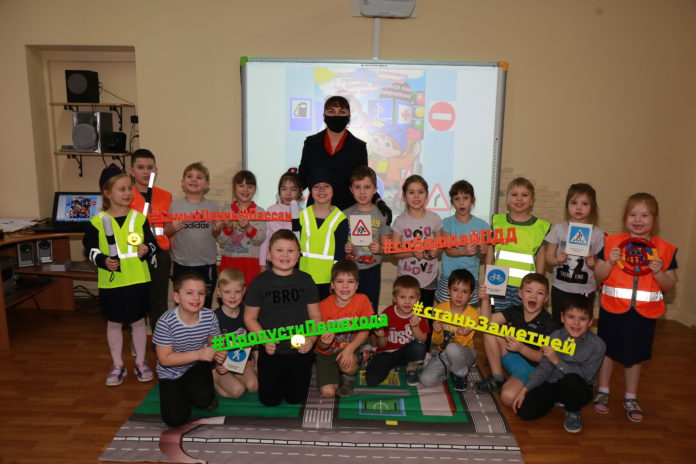 Подольские автоинспекторы провели игру для воспитанников детского сада по изучению дорожных правил