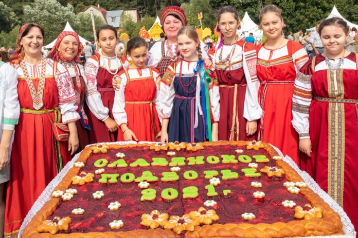 Маленьких гостей на «Славянском подворье» угостили пирогом Маленьких гостей на «Славянском подворье» угостили пирогом