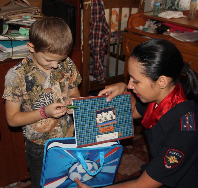 Сотрудники УМВД России по городскому округу Подольск провели акцию «Соберем детей в школу»