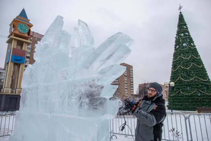 В сквере Поколений лучшие мастера приступили к созданию ледовых скульптур для фестиваля «Сказки планеты... В сквере Поколений лучшие мастера приступили к созданию ледовых скульптур для фестиваля «Сказки планеты...