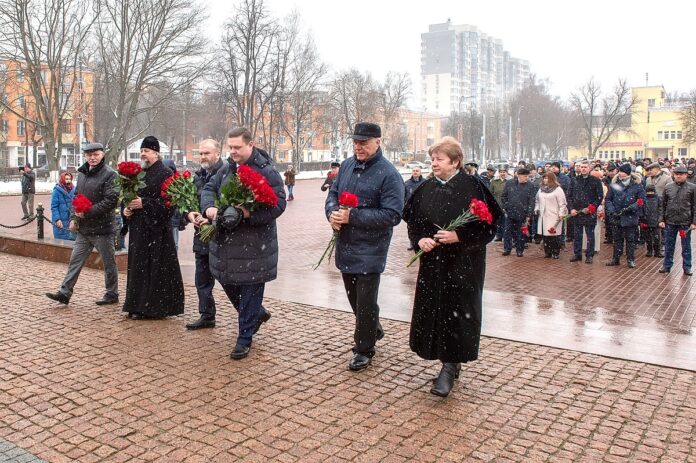 Глава округа принял участие в церемонии возложения цветов к памятникам героям Великой Отечественной войны