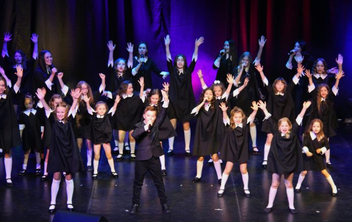 Отчетный концерт Театра эстрадной песни «Радуга звёзд» состоялся в КПЦ Дубровицы Отчетный концерт Театра эстрадной песни «Радуга звёзд» состоялся в КПЦ Дубровицы