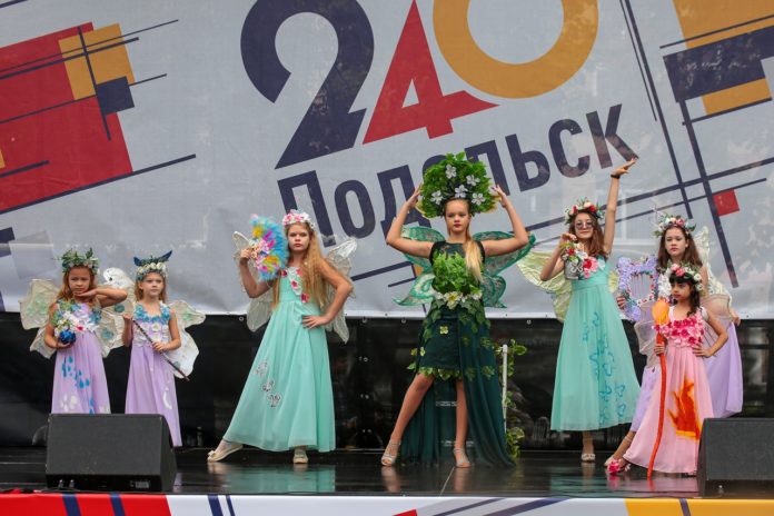 Концерт, посвящённый празднованию 240-летия города Подольск прошел в сквере им. Папирова Концерт, посвящённый празднованию 240-летия города Подольск прошел в сквере им. Папирова