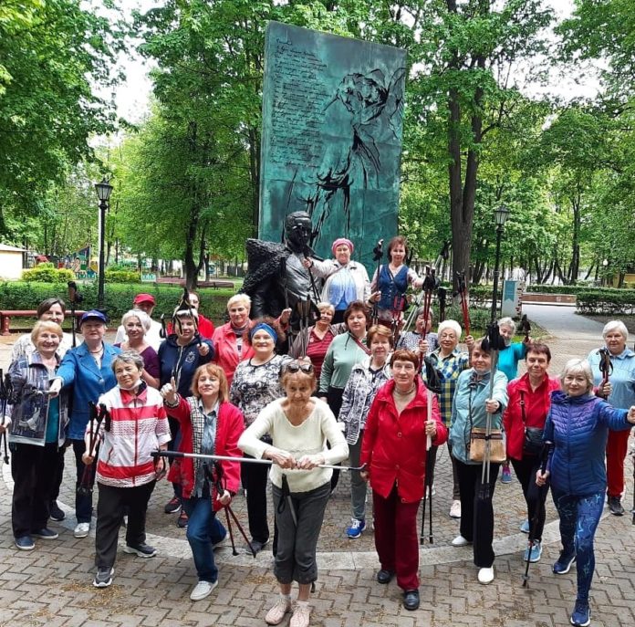 Бесплатные тренировки по скандинавской ходьбе проходят в парке им. В. Талалихина Бесплатные тренировки по скандинавской ходьбе проходят в парке им. В. Талалихина