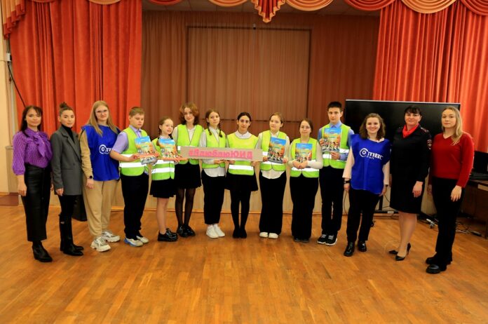 Сотрудники подольской Госавтоинспекции и ЮИдовцы организовали для школьников начальных и средних классов урок по... Сотрудники подольской Госавтоинспекции и ЮИдовцы организовали для школьников начальных и средних классов урок по...