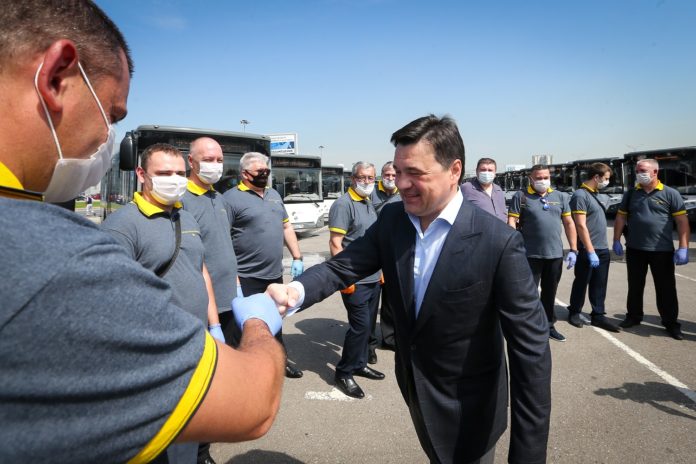 Губернатор Московской области Андрей Воробьев проверил готовность автобусов к отправке в филиалы АО «Мострансавто» Губернатор Московской области Андрей Воробьев проверил готовность автобусов к отправке в филиалы АО «Мострансавто»