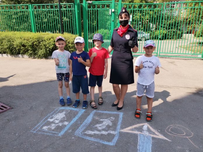 Познавательно-игровое мероприятие организовали подольские автоинспекторы для воспитанников детского сада «Улыбка» Познавательно-игровое мероприятие организовали подольские автоинспекторы для воспитанников детского сада «Улыбка»