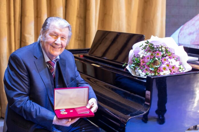 Народному артисту Российской Федерации Владиславу Агафонникову вручен почетный знак «За верность Подольску» Народному артисту Российской Федерации Владиславу Агафонникову вручен почетный знак «За верность Подольску»