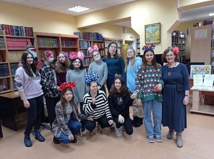 С художницей Еленой Сторчай встретились подольские студенты