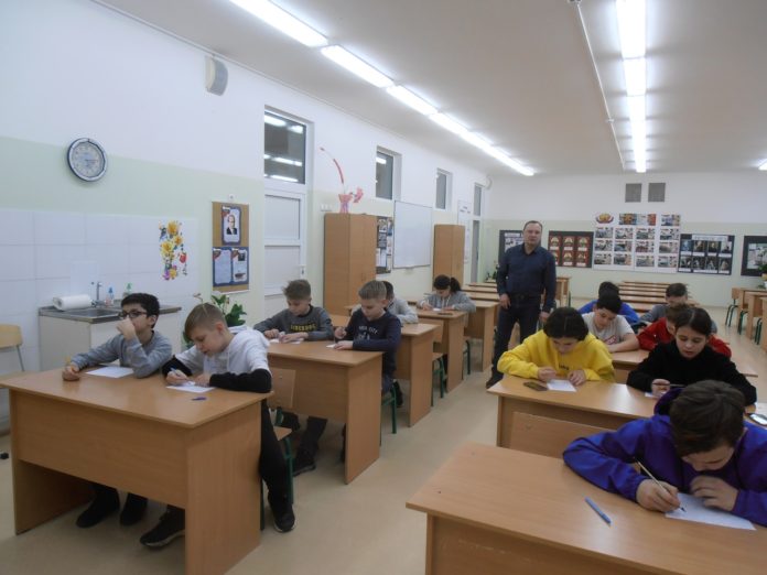 Урок «Ориентирование на местности — важный навык для военного» состоялся в Молодежном центре «Максимум»