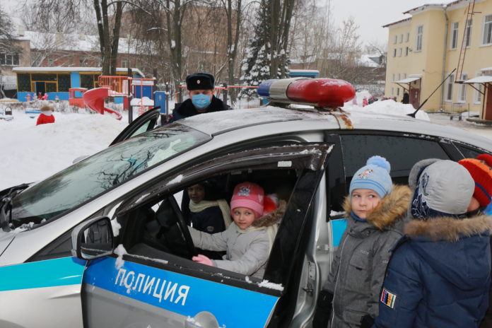 Автоинспекторы напомнили детям о важности соблюдения правил дорожного движения