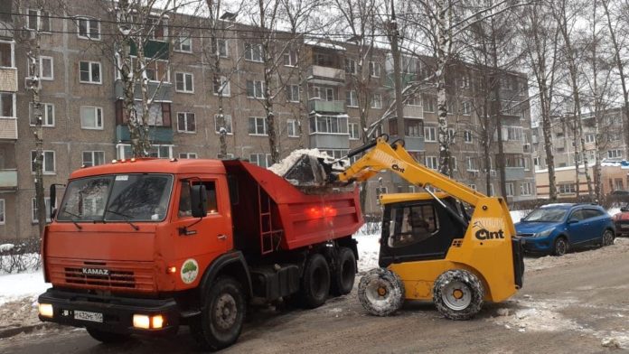Продолжается работа по вывозу снега