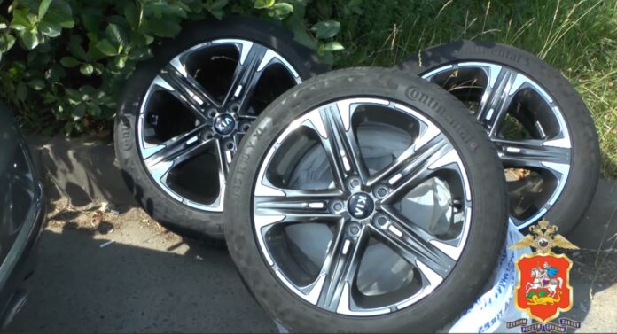 В Подольске сотрудники полиции задержали серийных похитителей автомобильных колес В Подольске сотрудники полиции задержали серийных похитителей автомобильных колес