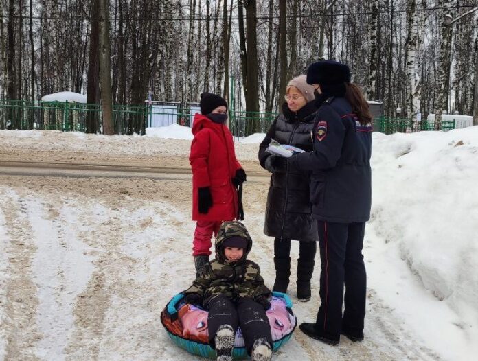 Автоинспекторы провели рейд по обследованию мест массового катания детей с горок