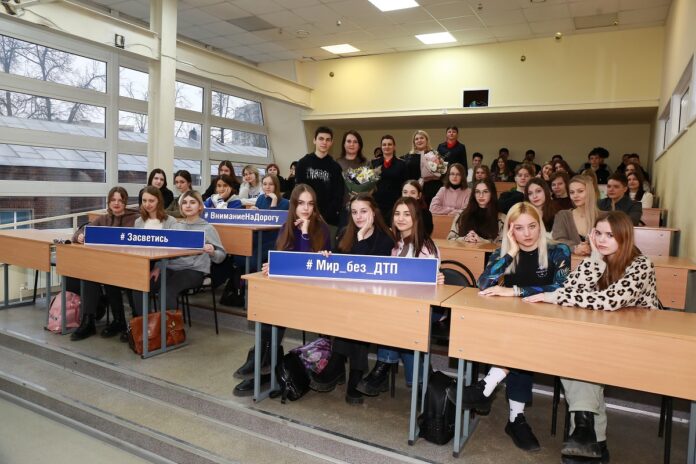 В Подольске сотрудники Госавтоинспекции напомнили студентам о соблюдении правил и поздравили с праздником