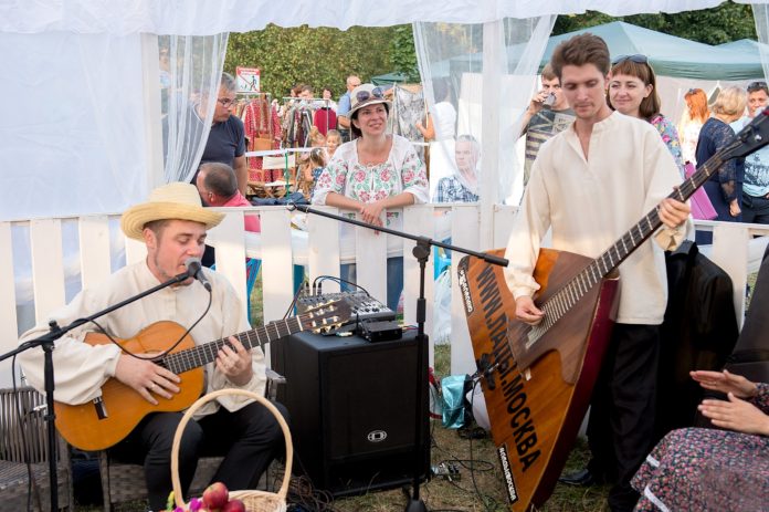 Охотой на карпа порадует гостей Крестьянское подворье на фестивале в Дубровицах Охотой на карпа порадует гостей Крестьянское подворье на фестивале в Дубровицах