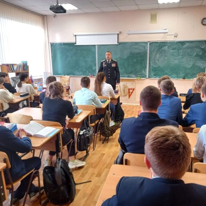 В Гимназии № 4 прошла беседа, посвящённая Дню военного разведчика РФ